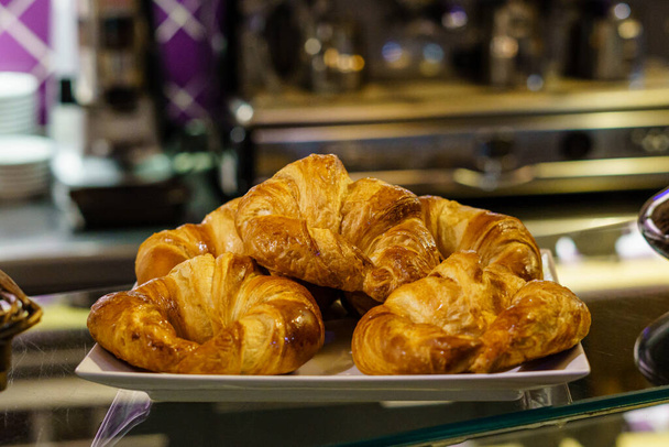 Frisch gebackene Croissants zum Frühstück im Café - Foto, Bild