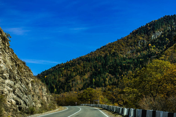 Φθινοπωρινό τοπίο με δρόμο στα βουνά του Καυκάσου στη Γεωργία - Φωτογραφία, εικόνα