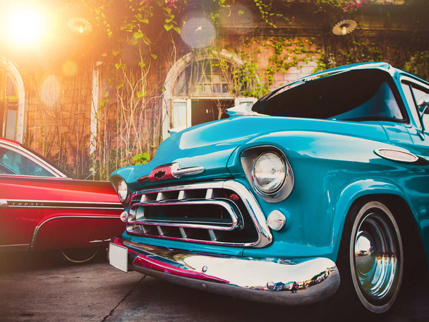 Μπλε vintage κλασικό αυτοκίνητο σε ένα πολύχρωμο δρόμο της παλιάς πόλης. Έννοια ταξιδιών και τουρισμού. - Φωτογραφία, εικόνα