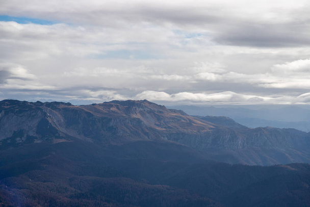 Una vista del paisaje de la zona montañosa bajo el cielo nublado en otoño - Foto, imagen