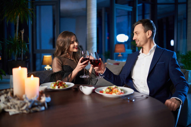 Beautiful lovely couple having romantic dinner at home - Foto, Bild