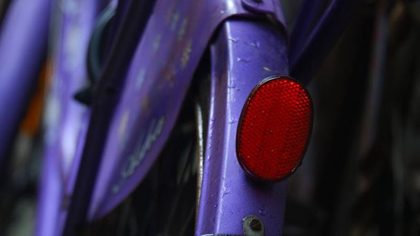 赤の安全反射板やインドの自転車の赤のバックライトのイメージを閉じる. - 写真・画像