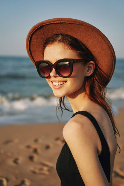 pretty woman in hat and sunglasses on the beach walk sun - Fotoğraf, Görsel