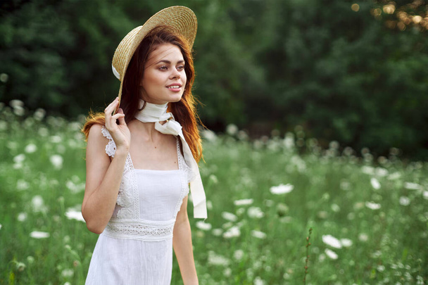 Frau im weißen Kleid auf Naturblumen ruhen Charme - Foto, Bild