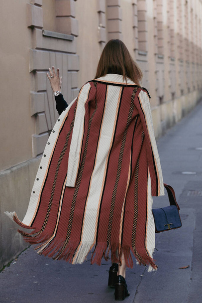 Milan, Itálie - 24. září 2021: Pouliční oblečení, žena v módním oblečení na ulicích Milána, Itálie. - Fotografie, Obrázek