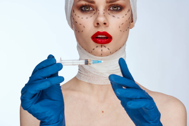 mooie vrouw rode lippen plastische chirurgie operatie kale schouders close-up - Foto, afbeelding