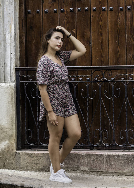 A portrait of a young woman on the streets of Old Havana, Cuba - Foto, imagen