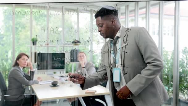 Afrikai férfi elmagyarázza az üzleti repülési tervét egy táblán a felettesének és az irodai kollégáinak. légi közlekedési üzleti koncepció - Felvétel, videó