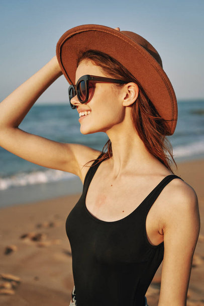 жінка ходить на пляжі пейзаж сонце веселий спосіб життя
 - Фото, зображення