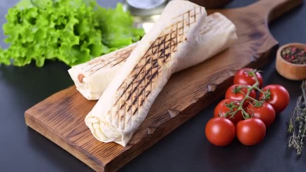 Delizioso shawarma fresco con carne e verdure su un tavolo di cemento scuro - Filmati, video