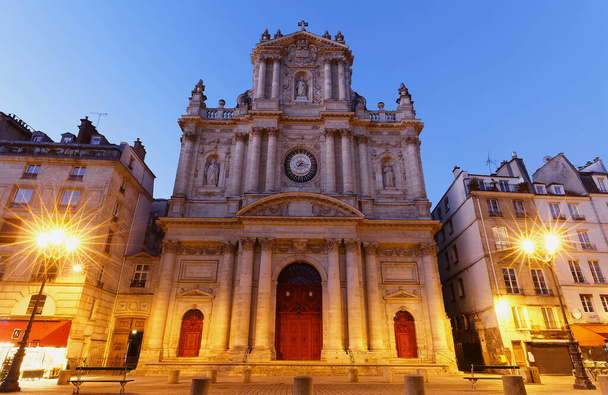 Kościół Saint-Paul-Saint-Louis w nocy, Marais 4th arrondissement, Paryż, Francja. XVII-wieczny kościół architektury włoskiej, francuskiej gotyckiej i holenderskiej - zamówienia korynckie i kompozytowe. - Zdjęcie, obraz