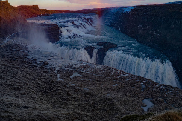 Gotorfózní vodopád a ranní paprsek. Umístění střelby: Island - Fotografie, Obrázek