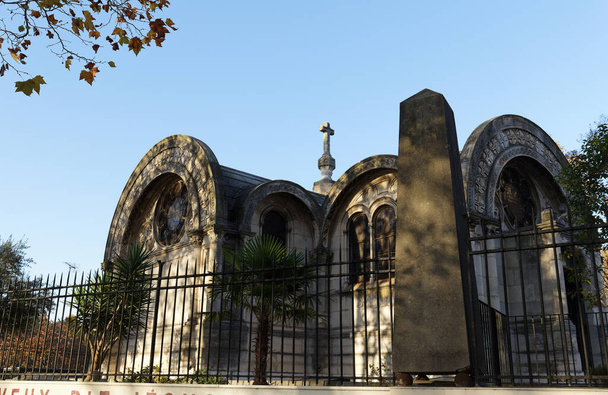 Położony w 17 dzielnicy Paryża, Notre-Dame-de-Compassion kościół zbudowany w kształcie łacińskiego krzyża, ujawnia imponujący styl neo-bizantyjski. - Zdjęcie, obraz
