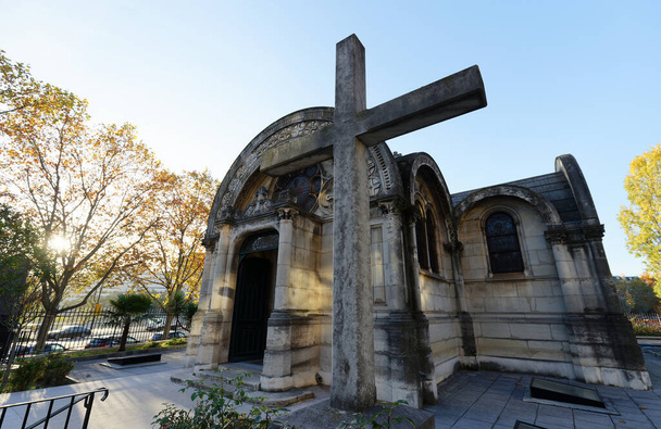 Localizado no XVII distrito de Paris, a igreja Notre-Dame-de-Compassion construída em forma de cruz latina, revela um impressionante estilo neo-bizantino. - Foto, Imagem