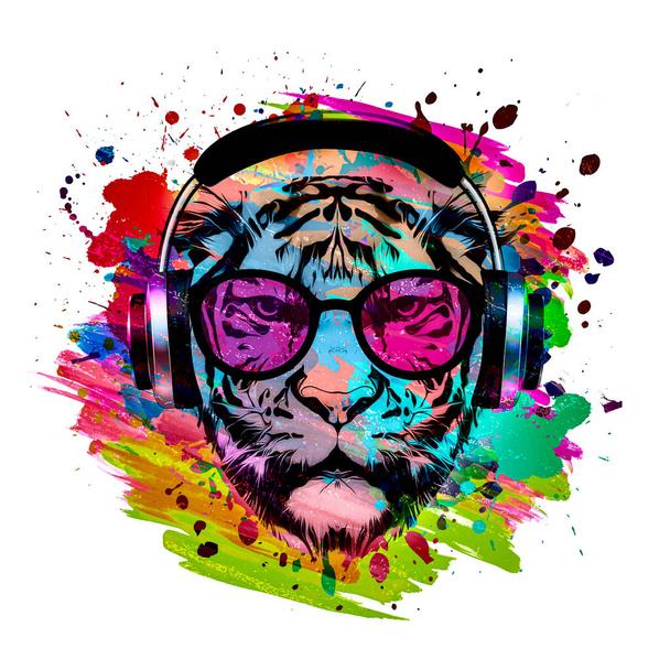 colorido y artístico hocico de tigre en gafas de sol de moda y auriculares inalámbricos con salpicaduras de pintura brillante sobre fondo blanco. - Foto, imagen