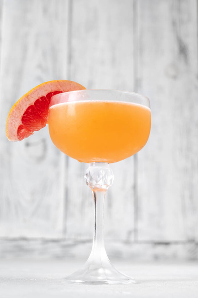 Glass of Chihuahua Margarita cocktaill garnished with grapefruit slice - Foto, Imagen