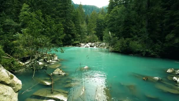 湖とターコイズブルーの水とアルパインの風景- 5K - 映像、動画