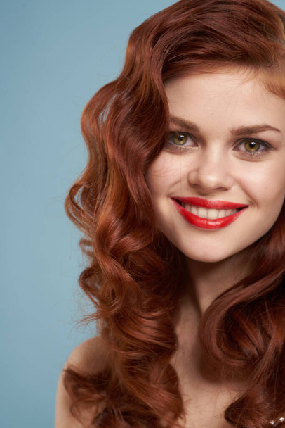 atraktivní rudovlasá žena červené rty tvář zblízka - Fotografie, Obrázek