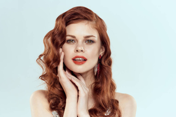 attractive woman redhead posing cosmetics glamor blue background - Foto, Imagem