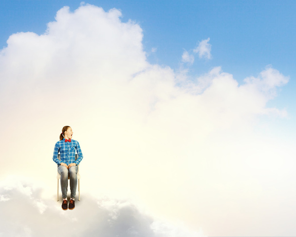Женщина сидит на облаке
 - Фото, изображение