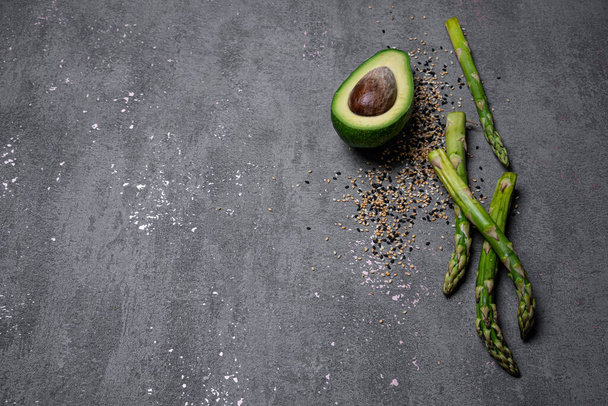 gray food background asparagus avocado sesame - Foto, Imagem