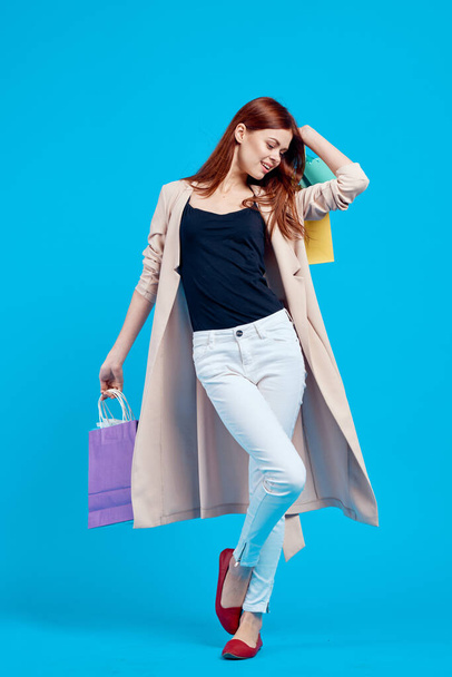 pretty woman with packages in hands Shopaholic isolated background - Foto, Imagem