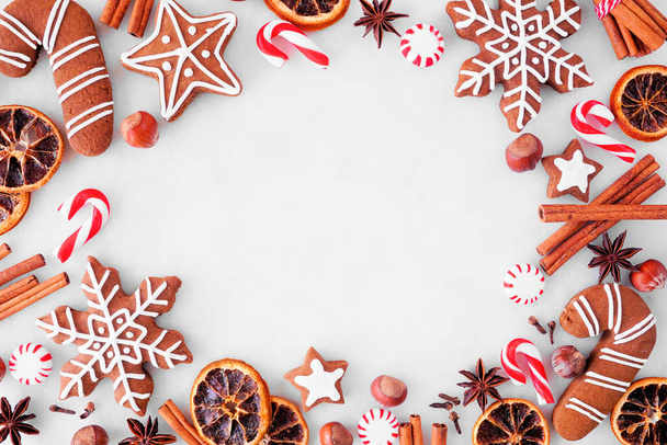 Noel pişirme çerçevesi kurabiye, nane şekeri ve baharatla. Fotokopi alanı olan beyaz mermer bir arkaplan üzerinde. Tatil pişirme konsepti. - Fotoğraf, Görsel