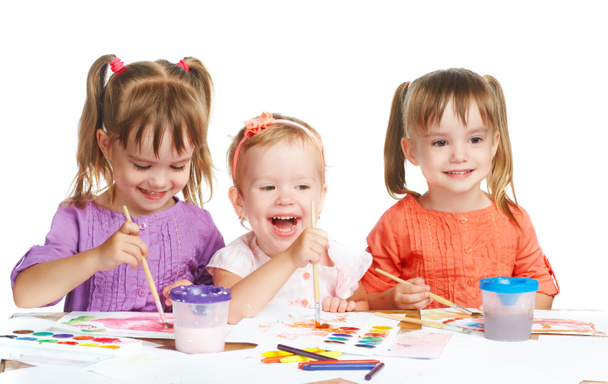 feliz niña en el jardín de infantes dibujar pinturas sobre fondo blanco
 - Foto, Imagen