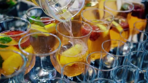 Der Kellner gießt Limonade in Gläser - Filmmaterial, Video