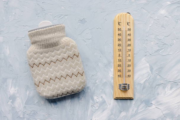 Thermomètre et mini bouteille d'eau chaude, concept de temps hivernal - Photo, image