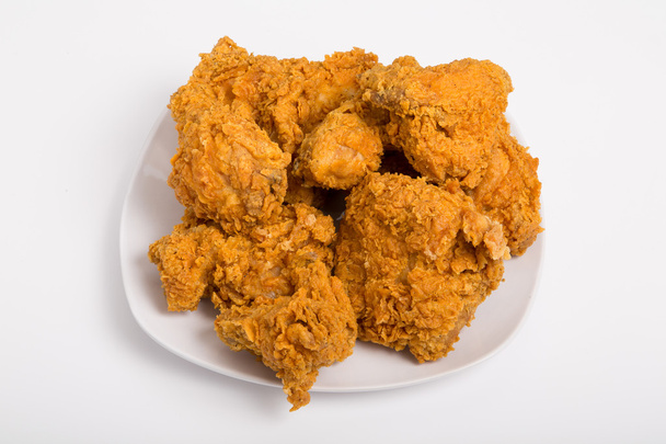 Жареный цыпленок на белой тарелке и прилавок
 - Фото, изображение