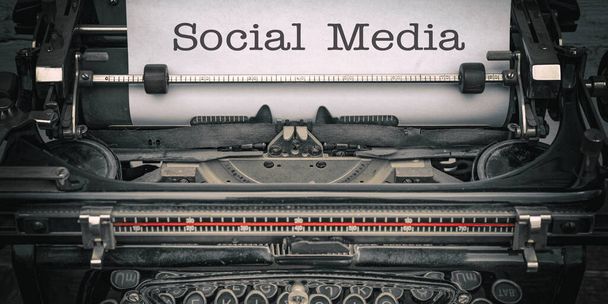 Fondo de medios sociales - Antiguo retro vintage primer plano de una máquina de escribir con las palabras "Redes Sociales" - Foto, imagen