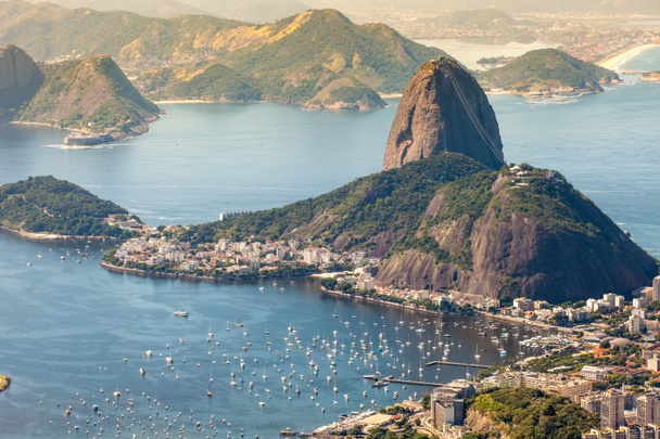 Rio de Janeiro, Brasilien. Zuckerhut und Botafogo-Strand vom Corcovado aus gesehen - Foto, Bild