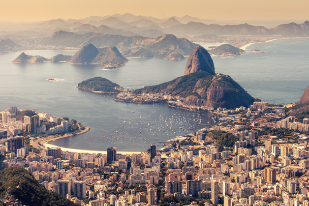 Rio de Janeirossa, Brasiliassa. Suggar Loaf ja Botafogo ranta Corcovadosta katsottuna
 - Valokuva, kuva
