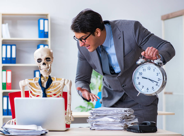 Patron en colère criant sur son employé squelette - Photo, image