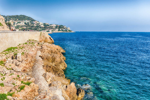 NICE, FRANCE - AUGUST 11: The scenic coastline of the French Riviera on the waterfront of Nice, Cote d'Azur, France, on August 11, 2019 - Foto, Bild