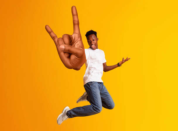 Gondtalan afro-amerikai srác mutatja rock a gesztus - Fotó, kép