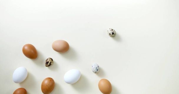 Una vista superior de varios huevos - Foto, imagen