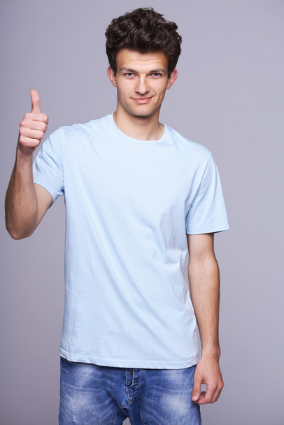 przystojny mężczyzna w pusty niebieski t-shirt - Zdjęcie, obraz