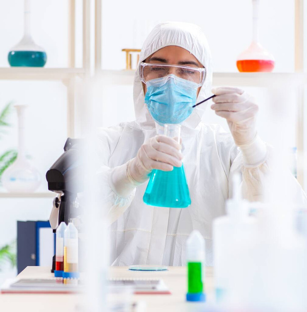 Νεαρός φοιτητής χημικός που εργάζεται στο εργαστήριο χημικών ουσιών - Φωτογραφία, εικόνα