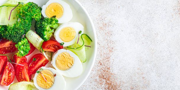 σαλάτα λαχανικά και αυγά, μπρόκολο, ντομάτα, αγγούρι, σνακ γεύμα στο τραπέζι αντίγραφο χώρο τροφίμων φόντο keto ή paleo διατροφή - Φωτογραφία, εικόνα