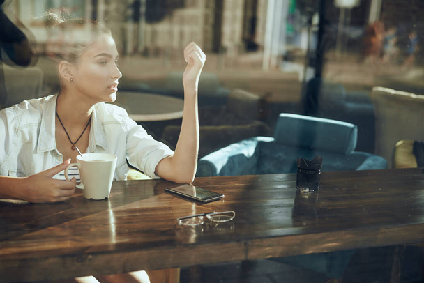 Business woman in a cafe Cup of drink - Fotoğraf, Görsel