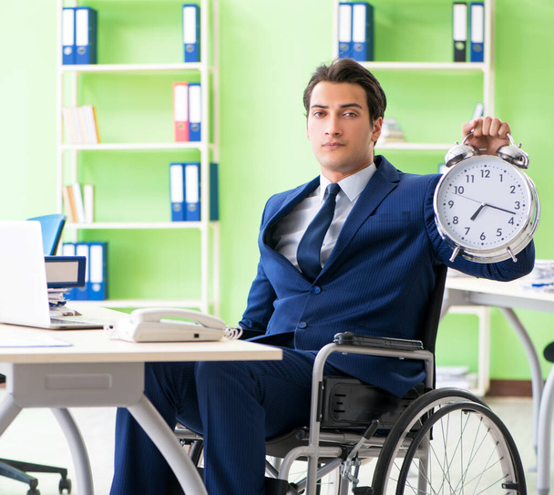 Disabled businessman working in the office - Photo, Image