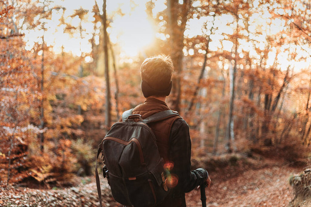 Young man with backpack in the woods. Autumn colors - Foto, Bild