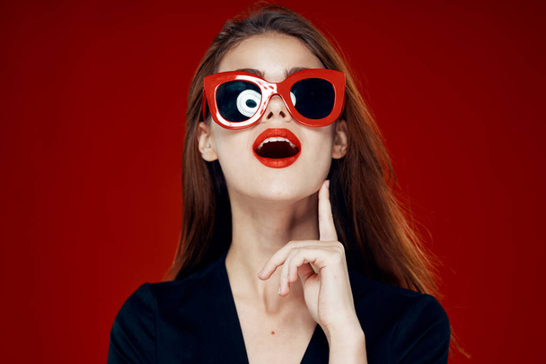 glamorous woman wearing sunglasses red lips posing close-up - Foto, imagen