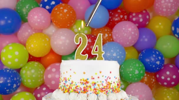 Personne allumer une bougie sur le gâteau de célébration - Séquence, vidéo