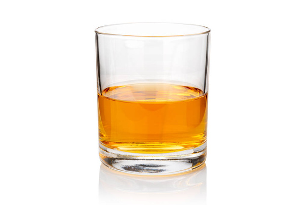 Bir bardak viski ya da viski ya da Kentucky viskisinin uçakta yansıması. beyaz üzerine izole - Fotoğraf, Görsel