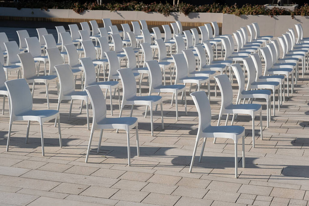 székek sorakoznak egymás mellett az esemény területén - Fotó, kép