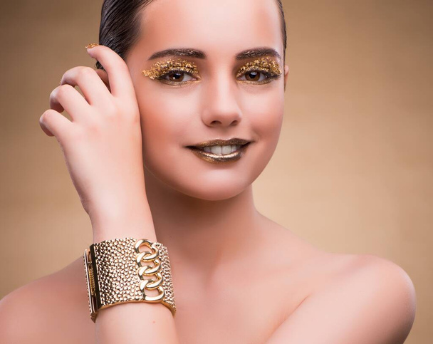 美容概念の黄金ブレスレット女性 - 写真・画像
