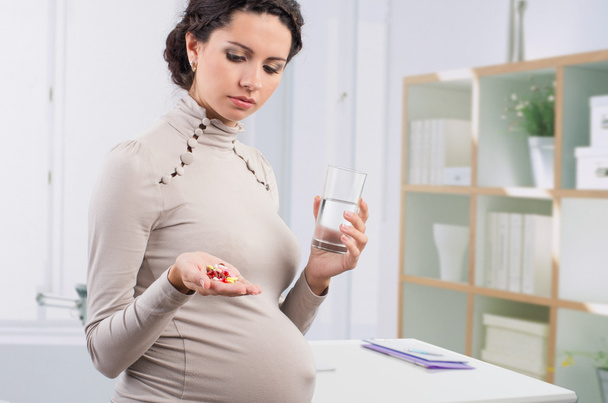 Embarazada con pastillas
 - Foto, imagen